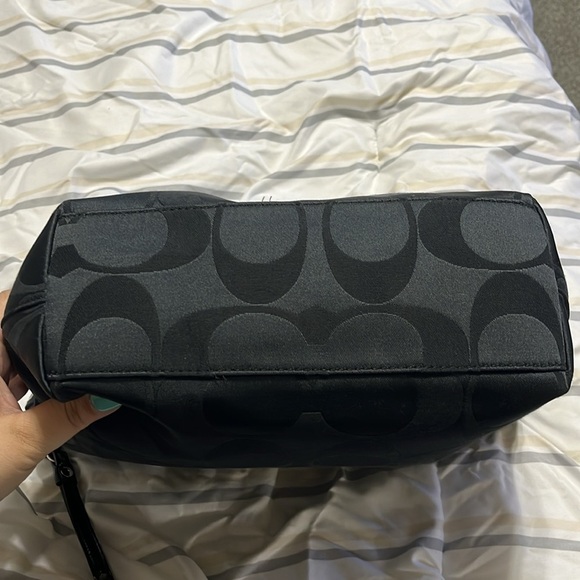 Coach Daisy Pop Optic Tote Bag
H1176 F17587 Black Signature
Appliqué - Picture 10 of 16